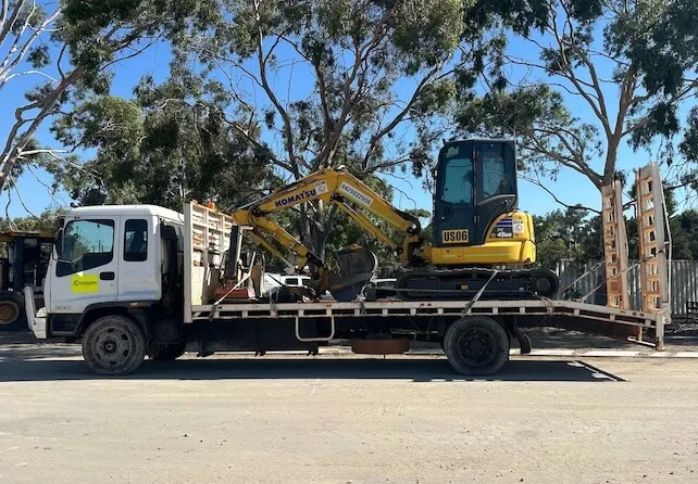 Beavertail truck for plant mobilisation